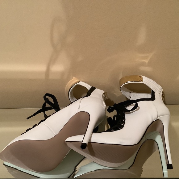 Shoe dazzle Yana black and white lace up shoe booties, size 7 - Picture 4 of 5